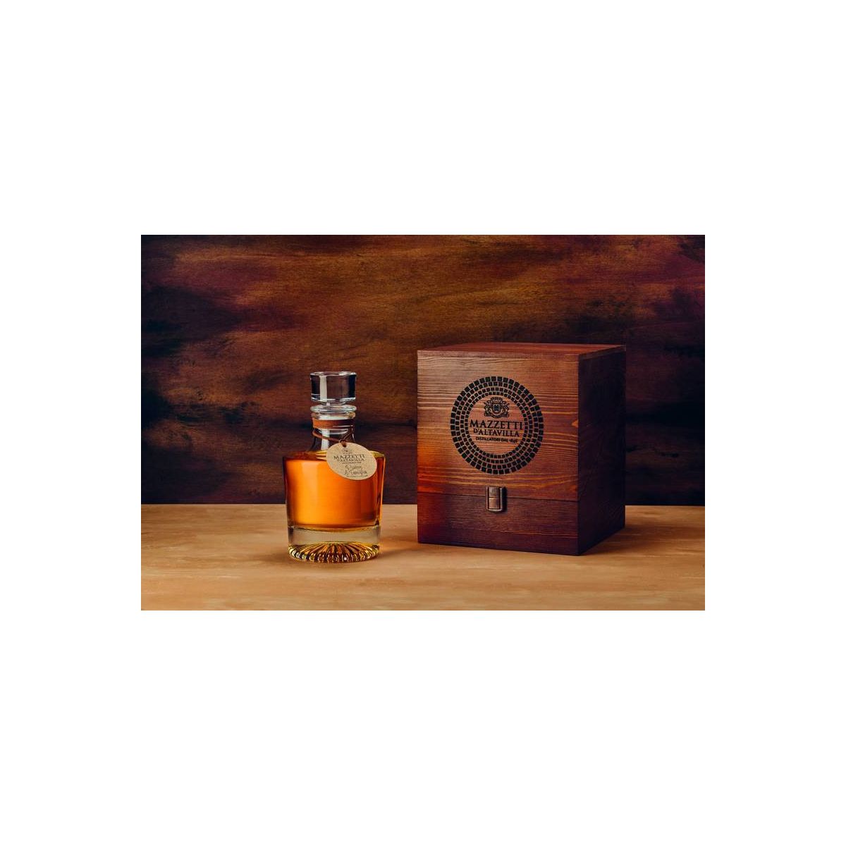 Mazzetti d'Altavilla - Grappa di Arneis Riserva 2 anni Confezione Cristallo Roero 0,70 lt. + Box Legno