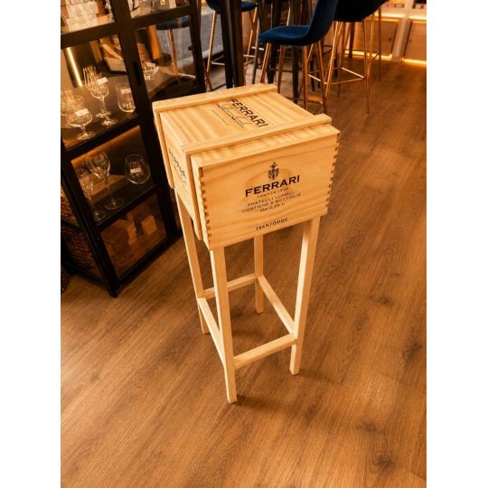 Tavolino Artigianale in Legno Realizzato con Cassetta da Vino - Enoteca Bevi Bene