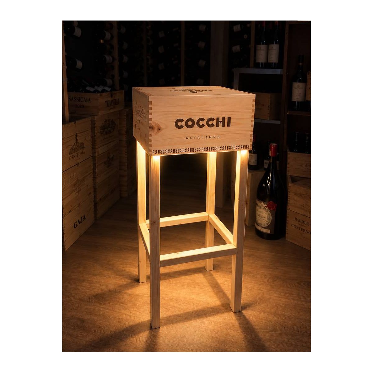 Tavolino Artigianale Illuminato a LED in Legno Realizzato con Cassetta da Vino Cocchi