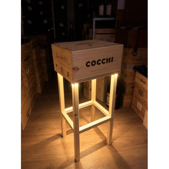 Tavolino Artigianale Illuminato a LED in Legno Realizzato con Cassetta da Vino Cocchi