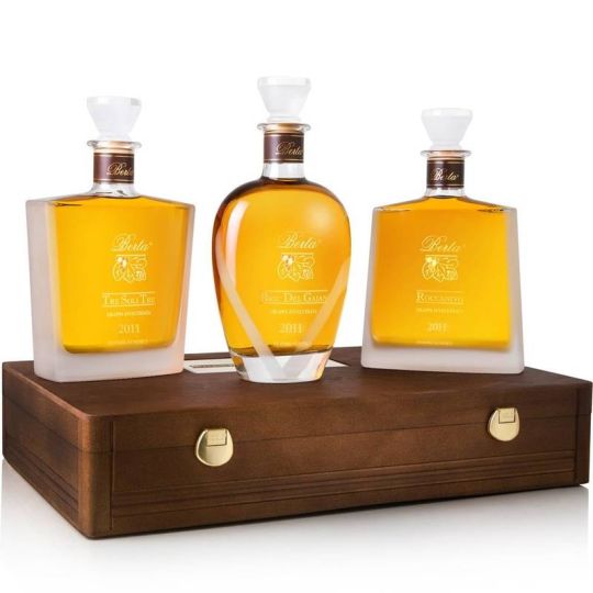 Berta - "Linea Riserve" Confezione in legno con 3 bt. Grappa Riserva: Roccanivo - Bric del Gaian - Tre Soli Tre - Enoteca Bevi Bene